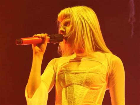 ¡El Concierto Mágico de Aurora: Una Explosión de Talento Coreano en Madrid!