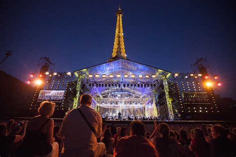 El Kisses for Paris Concert: Una Noche de Amor, Música y Leve Controversia!